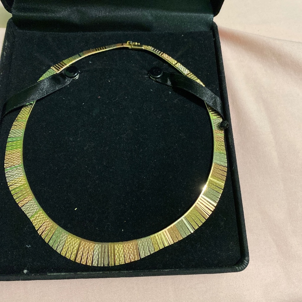 Thri color omega style neckpiece